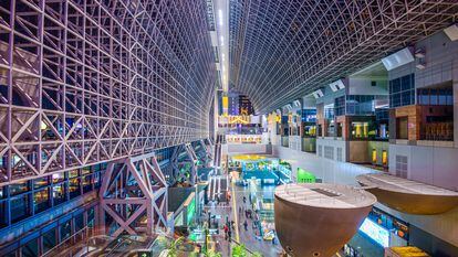 Vista del interior de la Estación Central de Kioto (Japón).