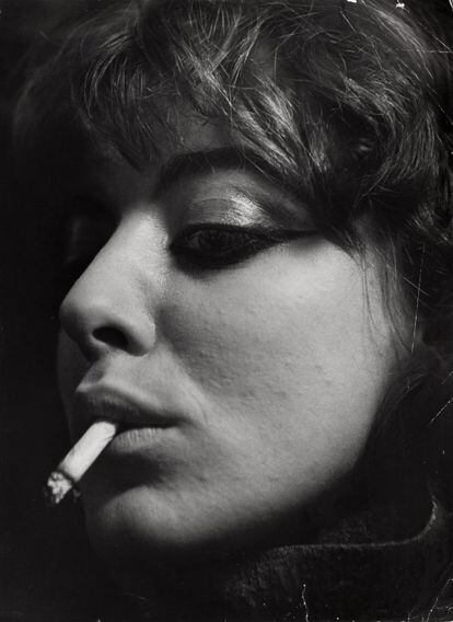 'Vali Myers con un cigarrillo, París' (1953).