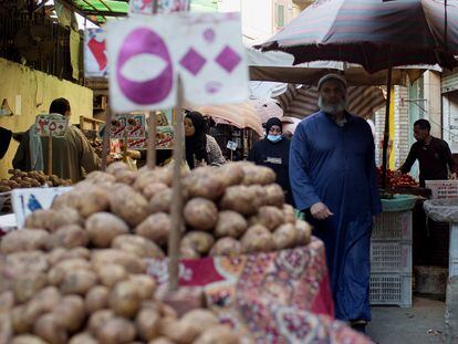 Vendedores de verduras egipcios esperan a los clientes en un mercado popular de El Cairo, Egipto, en enero de 2023.
