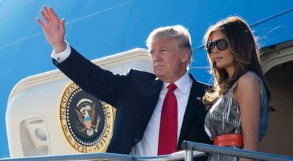 Donald Trump, junto a su esposa, saluda desde el Air Force One.