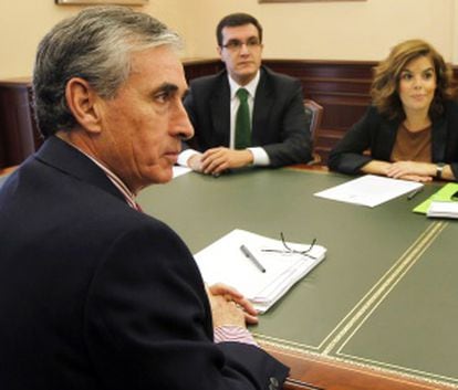 J&aacute;uregui y S&aacute;enz de Santamar&iacute;a, en la primera reuni&oacute;n.