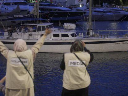 Un dels dos velers de la Flotilla de la Llibertat salpa des de Barcelona.