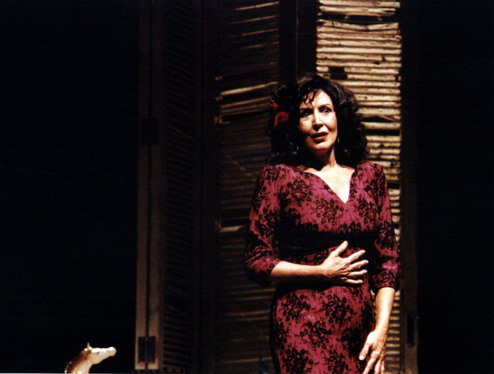 Concha Velasco durante la presentación de la obra de teatro 'La rosa tatuada', de Tennessee Williams, en versión de Vicente Molina Foix y dirigida por José Carlos Plaza, en 1998.