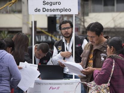 Personas reciben un seguro de desempleo proporcionado por el Gobierno de la Ciudad de México.