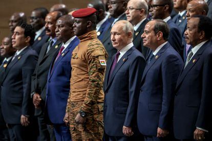Vladímir Putin (segundo por la derecha) en la clausura de la cumbre Rusia-África, este viernes en San Petersburgo. 
