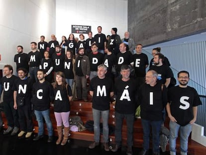 Miembros del colectivo &quot;Nunca M&aacute;is&quot; durante la protesta