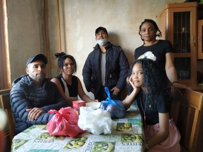 Desde la izquierda, los cubanos Óscar Osoria, Yuris Lady, Luis Milán, Madelaine de la Caridad y su hija, Shabely, en el apartamento que comparten en Moscú.