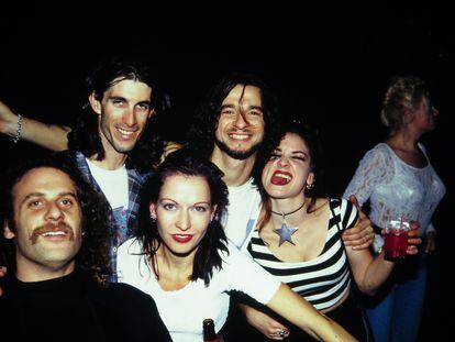Dave Gahan, de Depeche Mode, posa en un club neoyorquino con admiradores en 1993, el año en que grabaron 'Songs of Faith and Devotion' en Madrid.
