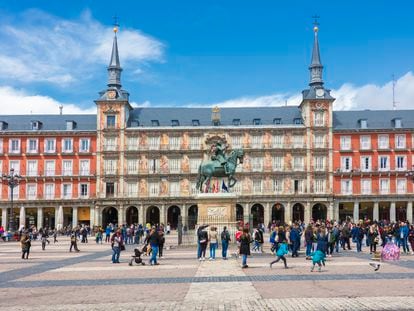 Estatua del Rey Felipe III y Casa de la Panadería, Plaza Mayor, Madrid.