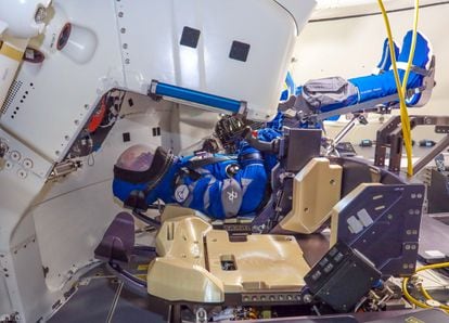 Fotografía cedida por Boeing donde aparece Rosie the Rocketeer, su dispositivo de prueba antropométrica, dispuesta en el asiento del comandante dentro de la nave espacial CST-100 Starliner de la compañía para su segunda prueba de vuelo orbital no tripulado (OFT-2).