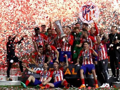 El Atlético de Madrid levanta el trofeo. En vídeo, declaraciones de Fernando Torres.