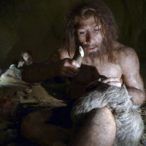 Recriação da vida de uma família neandertal no Museu do Neandertal de Krapina (Croácia).