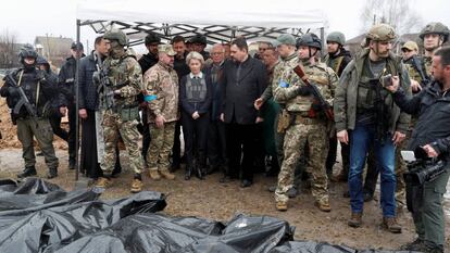 La presidenta de la Comisión Europea, Ursula von der Leyen, y el Alto
Representante de la UE para Política Exterior, Josep Borrell, en una fosa
común de civiles masacrados durante la ocupación rusa en la localidad de Bucha