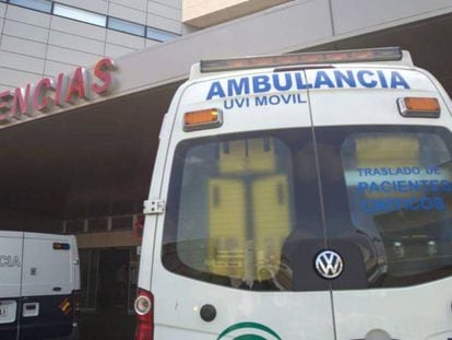  Una ambulancia frente a un centro sanitario en Andalucía, en una imagen de archivo. 