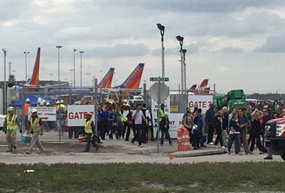 Pasajeros abandonan el aeropuerto.