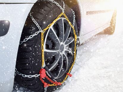 Raspador Para Retirar El Hielo Y La Nieve En Coche En Invierno Imagen de  archivo - Imagen de transporte, blanco: 173764157, rascador hielo coche 