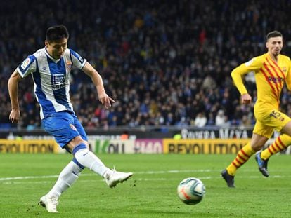 Wu Lei firma el empate en el derbi entre el Espanyol y el Barcelona. 