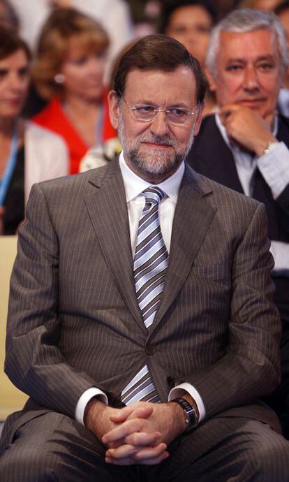 <b>LA SOLEDAD DEL LÍDER. </b> Mariano Rajoy llega al congreso de Valencia acosado y ninguneado por el sector más derechista del partido.