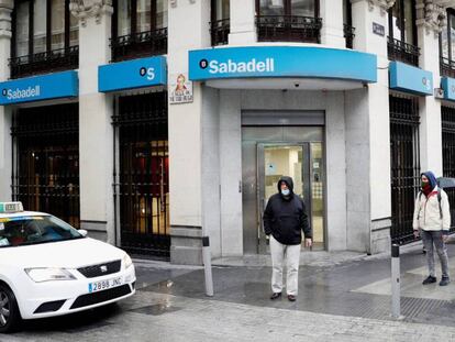  Oficia del Banco Sabadell en una céntrica calle de Madrid. 