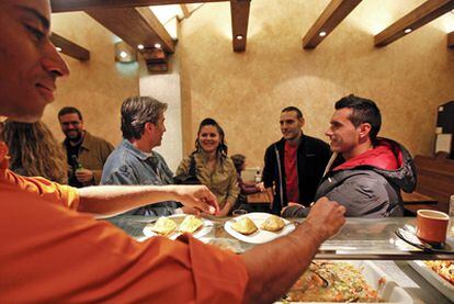 Varios clientes degustan las tapas en el restaurante O Pazo de Lugo, en Lavapiés.