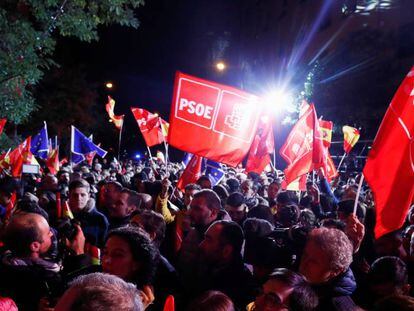 Simpatizantes del PSOE viven la noche electoral en Ferraz.