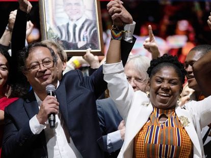 El recién elegido presidente de Colombia, Gustavo Petro, da un discurso en el Movistar Arena de Bogotá, el 19 de junio de 2022, después de ganar la segunda vuelta de las elecciones presidenciales.