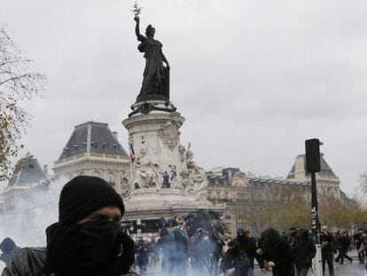 La protesta contra el cambio climático celebrada este domingo en París ha sido disuelta por la policía con gases lacrimógenos en la plaza de la República.