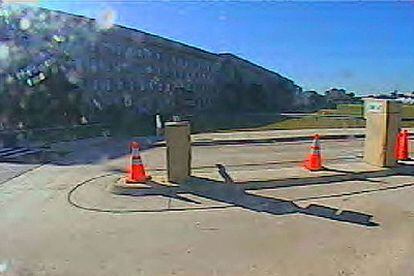 Imágenes del atentado contra el Pentágono, difundidas ayer por el Departamento de Estado. Se observa la silueta del avión.