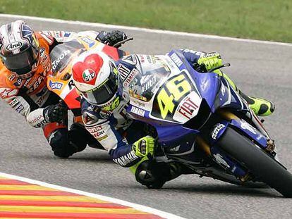 Valentino Rossi es perseguido por Dani Pedrosa en la carrera de MotoGP.