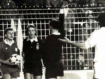 El árbitro Roger Schoeters expulsa a Damir Desnica en el Bernabéu en 1984.