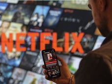 Un usuario de Netflix mira la aplicación en su teléfono móvil.