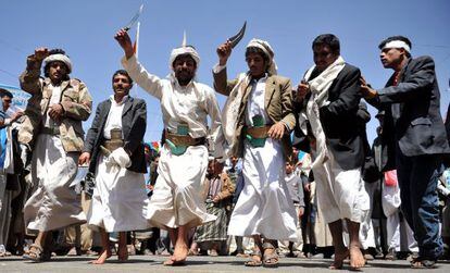 En Saná, manifestantes con dagas tradicionales celebran la convocatoria electoral del martes.