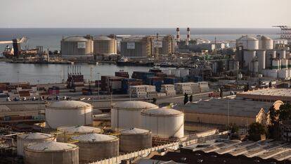 Vista de la regasificadora de Enagás en el puerto de Barcelona, desde donde partirá el gasoducto a Marsella.