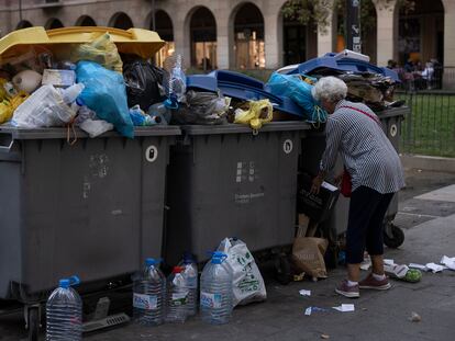 Contenedores de basura en el barrio del Raval de Barcelona.