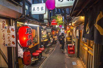 El callejón Omoide Yokocho, en el barrio de Shinjuku de Tokio.
