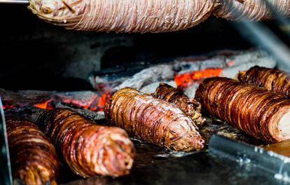 El temido infierno turco no se refiere sólo a una afición caliente y beligerante. Alude también al ardor que provoca el bocadillo de intestinos de cordero que se zampan los aficionados antes de entrar. Se cocinan enrollados en una brocheta a la brasa. Y, luego, ¡a gritar!