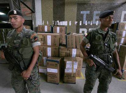 Dos militares ecuatorianos custodian el material electoral ayer en Guayaquil.