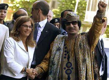 El líder libio estrecha la mano con la presidenta de la patronal italiana Confindustria, Emma Marcegaglia.