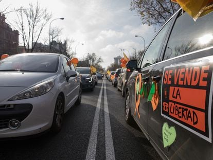 Manifestación en coche contra la 'ley Celaá' por el paseo de la Castellana de Madrid.