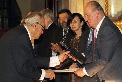 El Rey entrega al ex presidente del Congreso y 'padre de la Constitución Gregorio Peces-Barba.