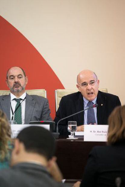 Josep Maria Padrosa (izquierda) y Boi Ruiz en el Parlament.