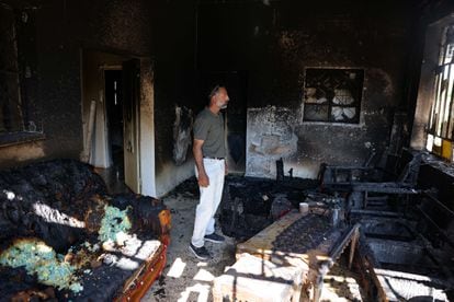 Un hombre observa el interior de una casa quemada por israelíes en Turmusayya, en Cisjordania, este miércoles. 