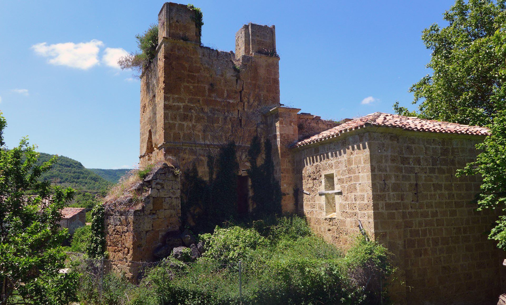 Ruinas de la torre y la iglesia de San Miguel, en el pueblo burgalés de Tubilla del Agua.