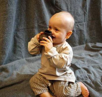  Un bebé prueba una reconstrucción fiel de uno de los biberones prehistóricos. 