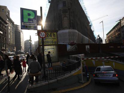 Entrada del aparcamiento de Sevilla, con plazas libres, ayer a mediodía.