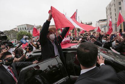 El candidato presidencial Pedro Castillo se dirige a sus seguidores en Lima este lunes.