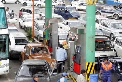 Colas en una gasolinera de La Paz tras conocerse el aumento del precio de los carburantes.