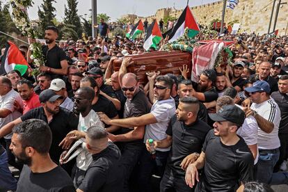 Banderas palestinas en el cortejo fúnebre de la periodista Shireen Abu Akleh, en el trayecto desde la iglesia al cementerio, en Jerusalén.