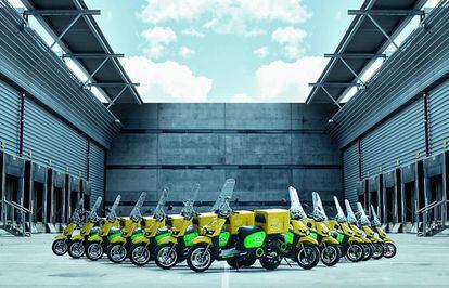 Parte de la flota de motos eléctricas de reparto de Correos.