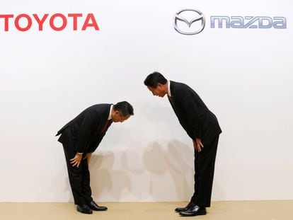 Los presidentes de Toyota y Mazda se saludan en una conferencia en Tokio. 
